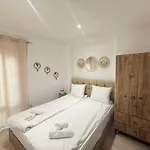 Center The Quiet Luxury 1 *
