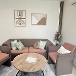 Center The Quiet Luxury 1 *