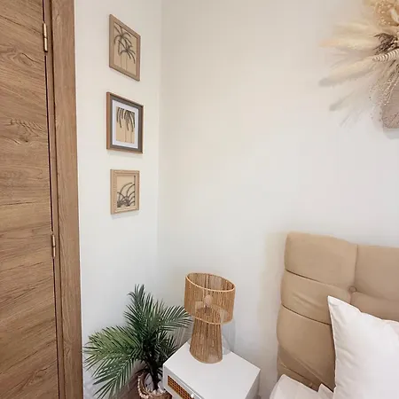 Center The Quiet Luxury 1 *